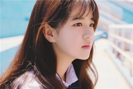 草莓香瓜丝瓜秋葵绿巨人精简版：收藏各类型作品的播放APP