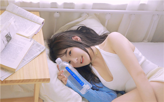 奶茶有容乃大海纳百川绿巨人无死角看直播，网友：主播超辣的！