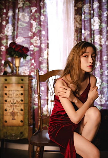 茄子下载app污免费版：欣赏私人玩物裸体无圣光丝袜的手机视频播放器