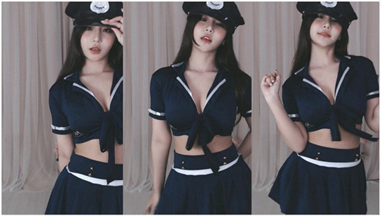 富二代app抖音破解版：看黑丝小姐姐修长富有韵味的美腿