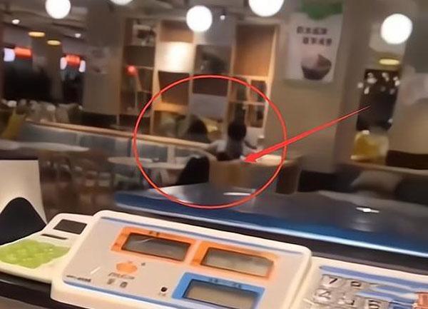 某情侣食堂上下运动视频是怎么一回事?