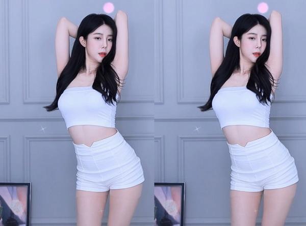 虎牙主播张大仙表演中国十八岁女孩rapper,直播间礼物就没有停过