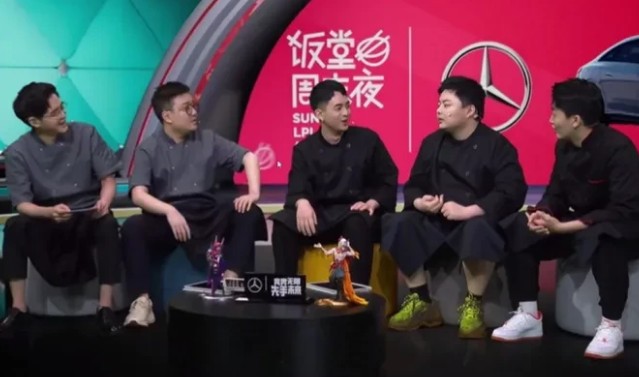 前职业选手笑笑在饭堂透露BLG原计划的梦幻阵容,进S赛人气也高!