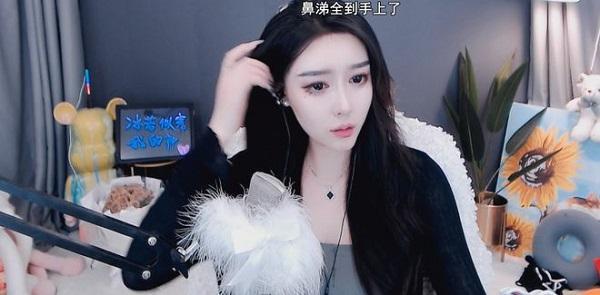 斗鱼主播萝啵儿惨遭榜一大哥爆猛料,大哥直言今晚又开张了